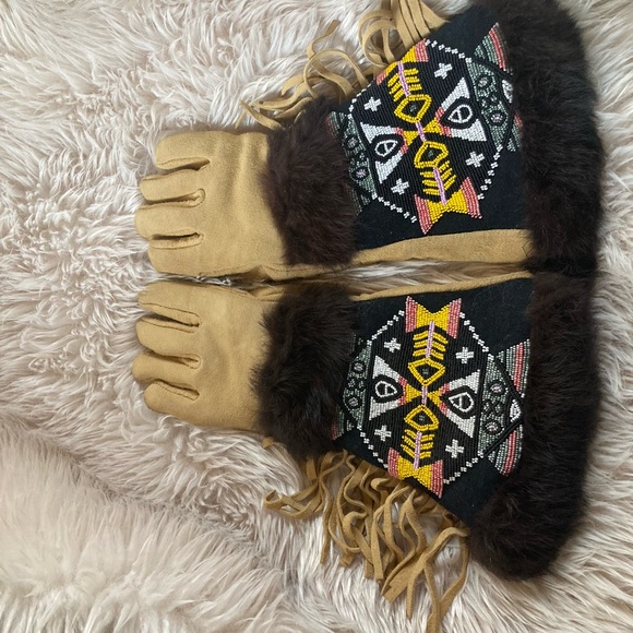 Astis Beaded Gauntlet Gloves - Picture 3 of 7